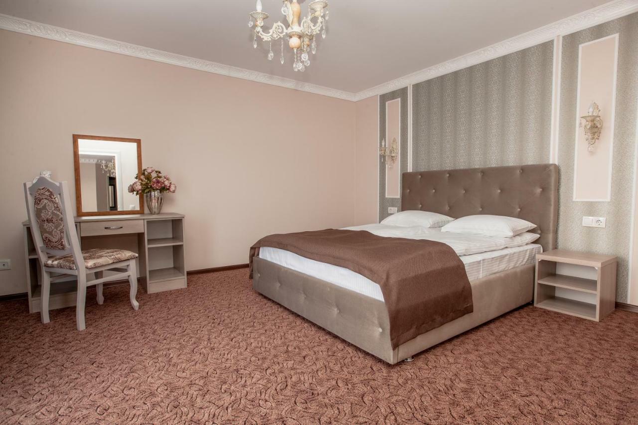 Mon Ami Hotel Ivano-Frankivsk Exterior photo